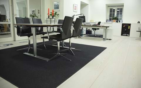 anthracite filttæppe på kontor